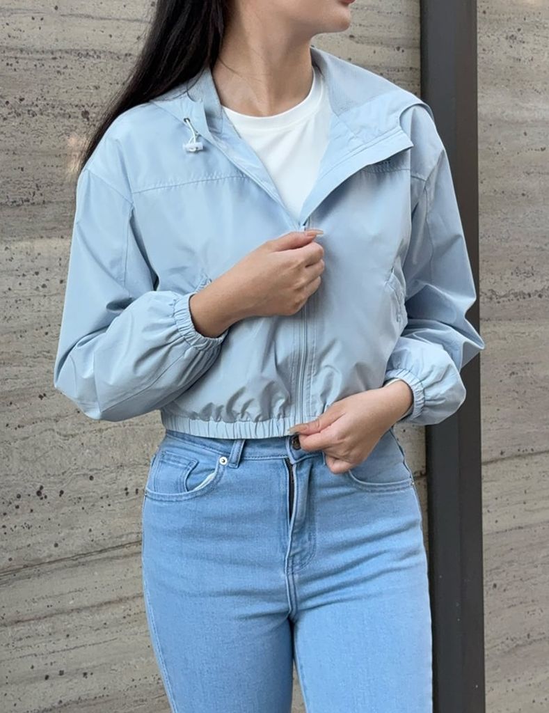 Áo gió nữ có mũ hình in trước ngực