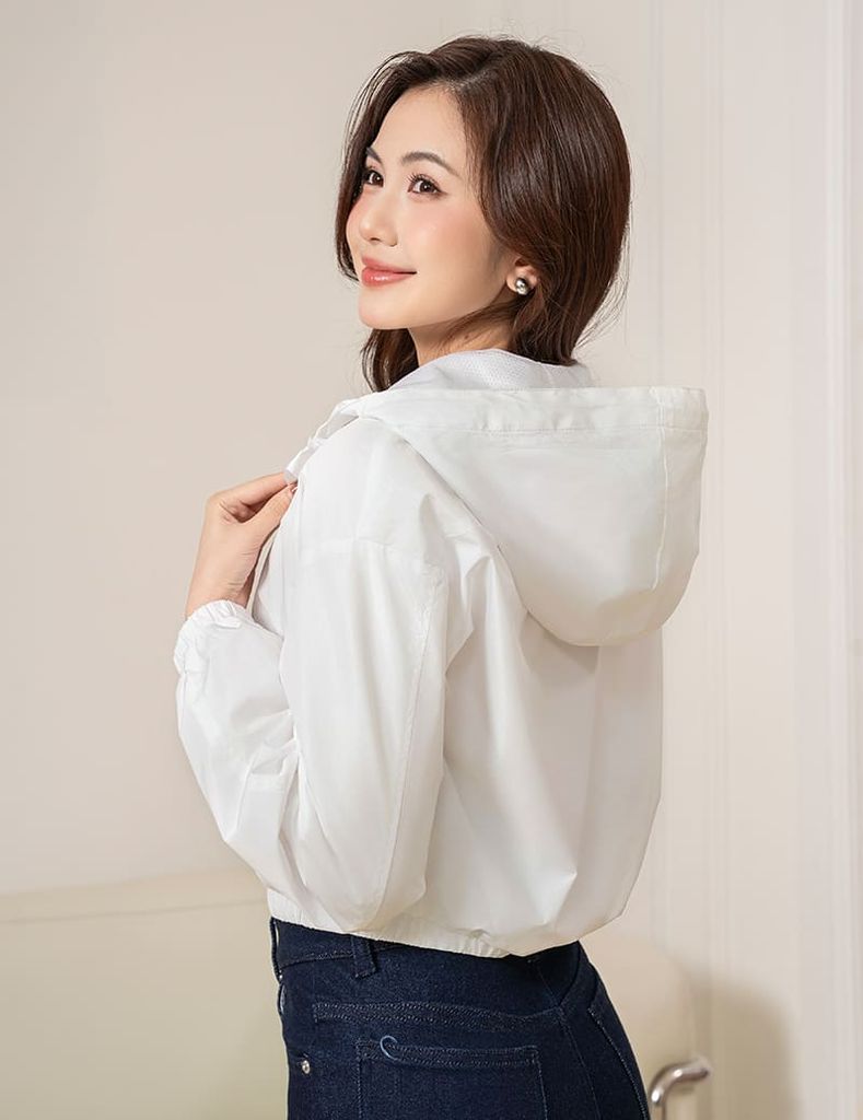 Áo gió nữ có mũ hình in trước ngực