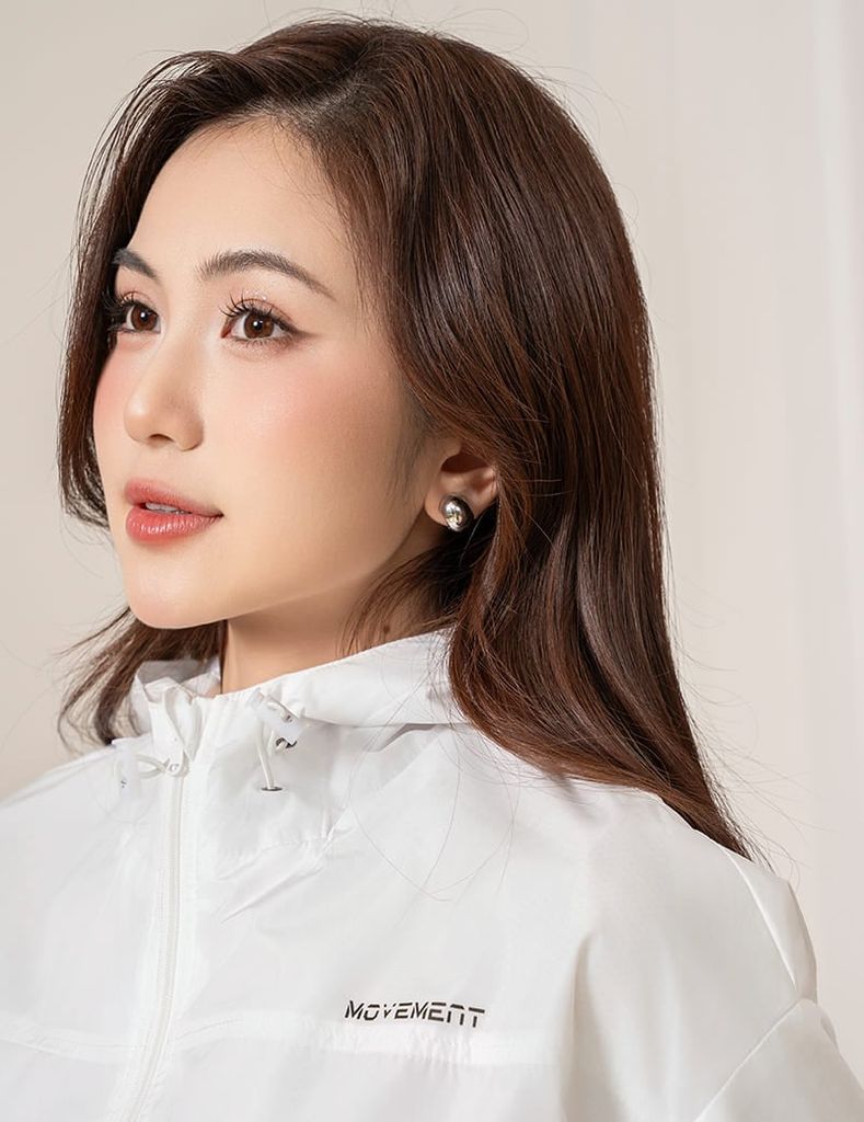 Áo gió nữ có mũ hình in trước ngực