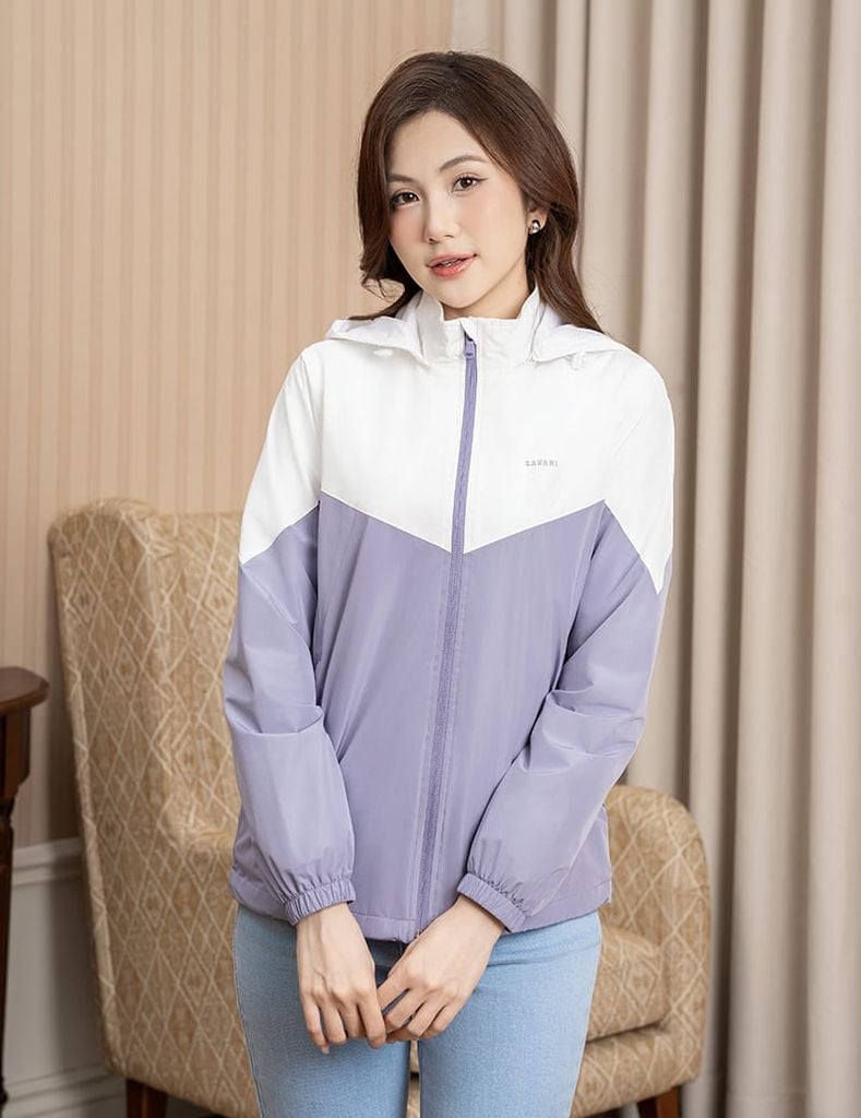 Áo gió nữ có mũ can phối màu hình in trước ngực