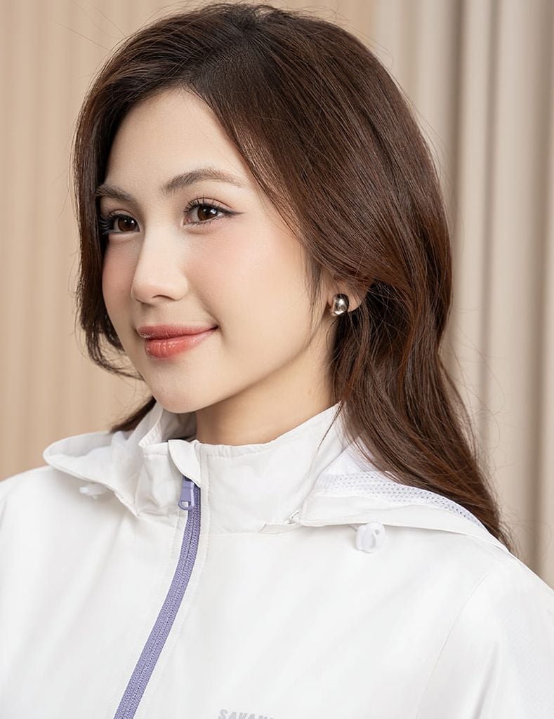 Áo gió nữ có mũ can phối màu hình in trước ngực