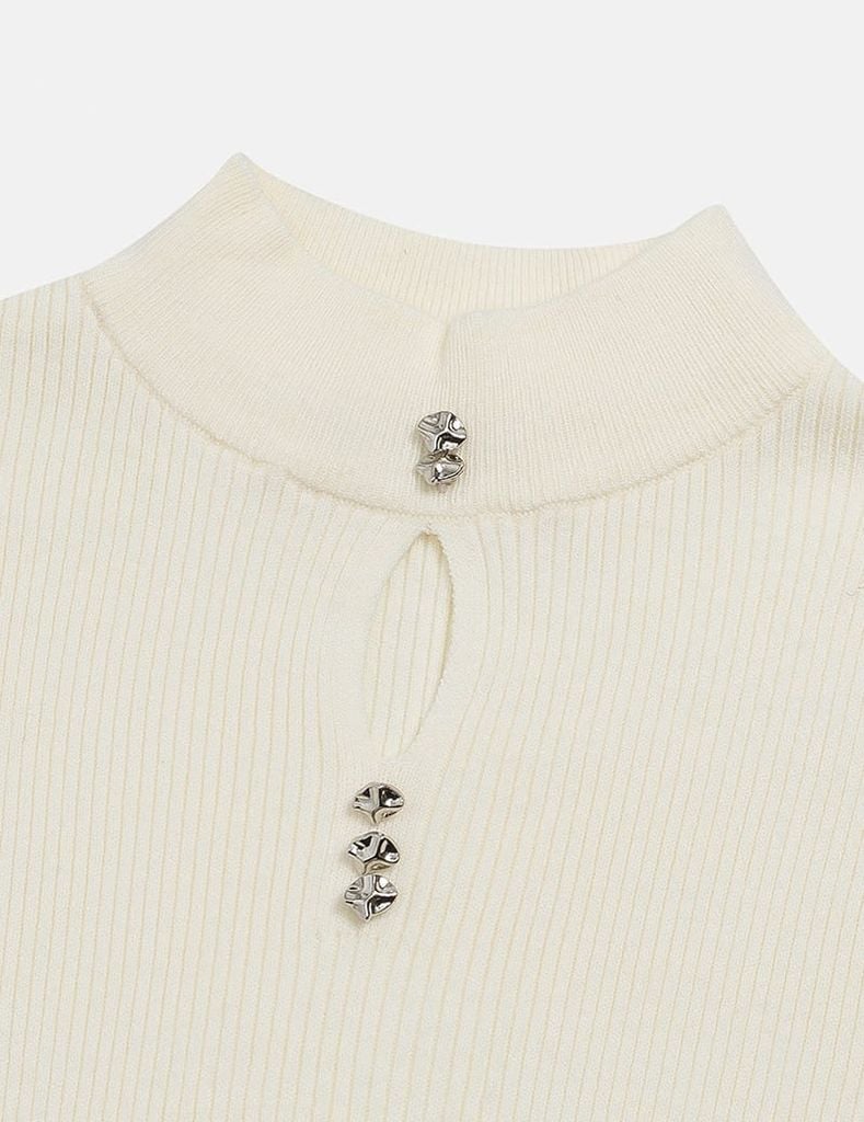 Áo len nữ cổ cao khoét chân cổ đính cúc