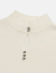 Áo len nữ cổ cao khoét chân cổ đính cúc