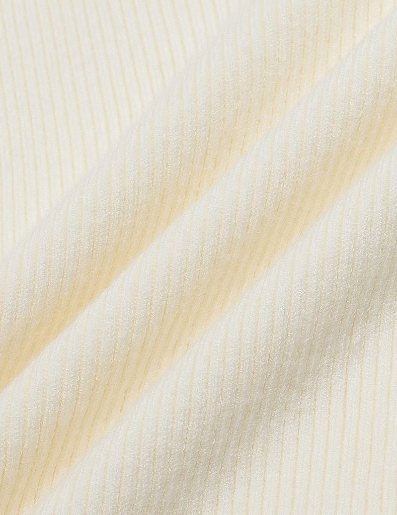 Áo len nữ cổ cao khoét chân cổ đính cúc