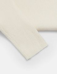 Áo len nữ cổ cao khoét chân cổ đính cúc