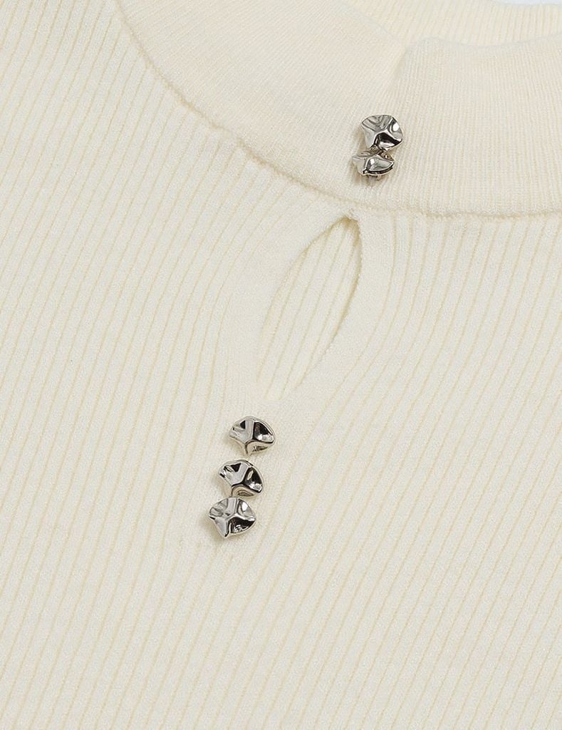 Áo len nữ cổ cao khoét chân cổ đính cúc