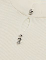 Áo len nữ cổ cao khoét chân cổ đính cúc