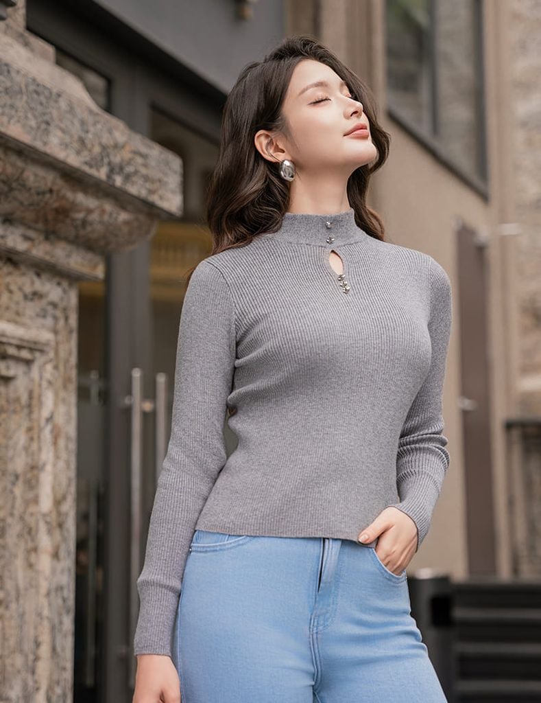 Áo len nữ cổ cao khoét chân cổ đính cúc