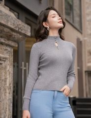 Áo len nữ cổ cao khoét chân cổ đính cúc