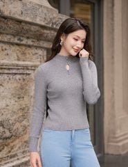 Áo len nữ cổ cao khoét chân cổ đính cúc