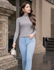Áo len nữ cổ cao khoét chân cổ đính cúc