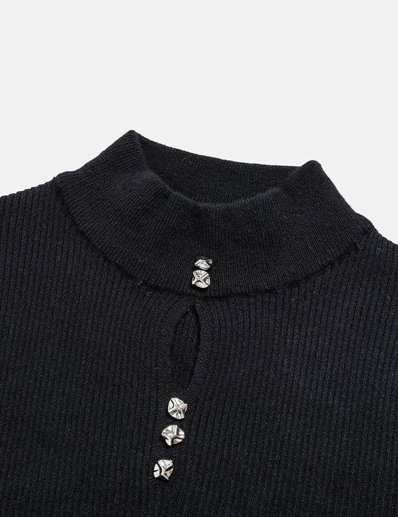 Áo len nữ cổ cao khoét chân cổ đính cúc