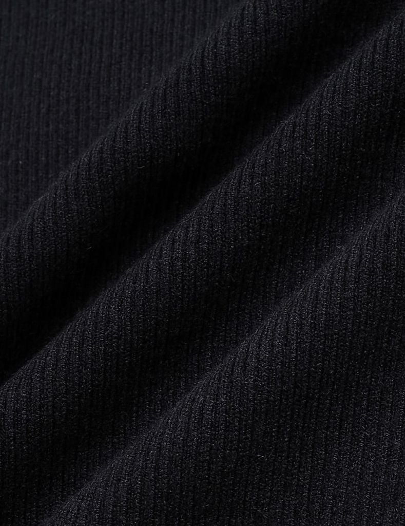 Áo len nữ cổ cao khoét chân cổ đính cúc