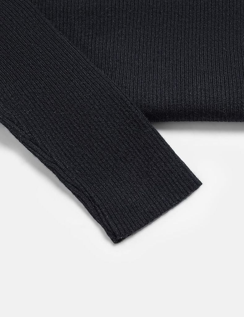 Áo len nữ cổ cao khoét chân cổ đính cúc