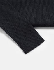 Áo len nữ cổ cao khoét chân cổ đính cúc