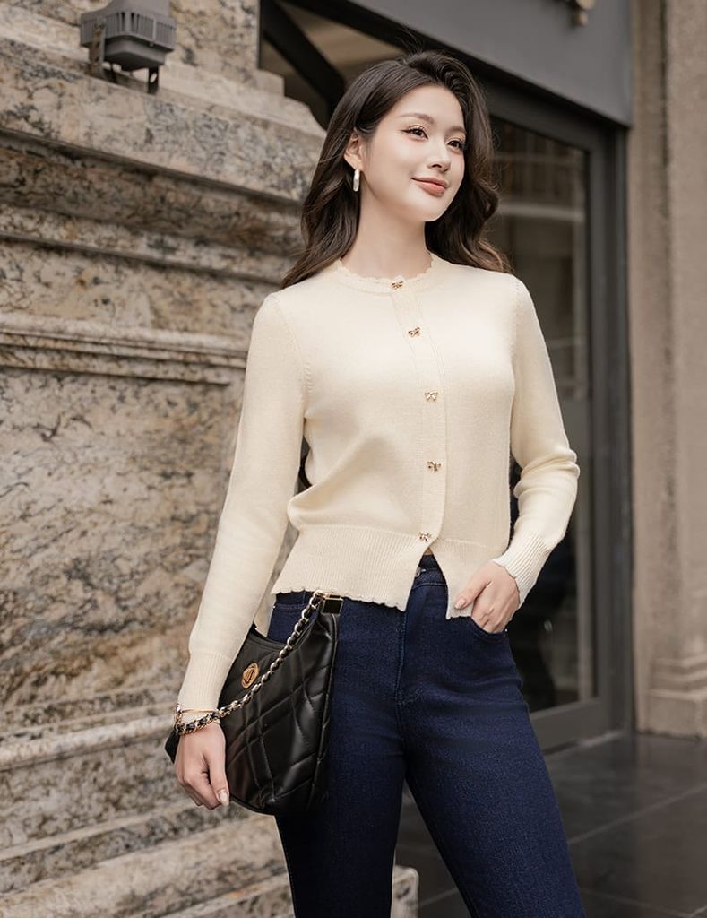 Áo len nữ cổ tròn khuy nơ kim loại