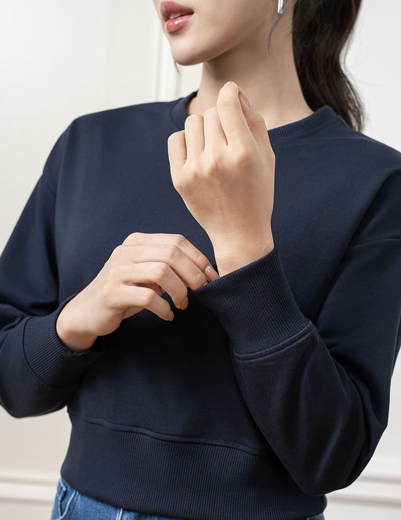 Áo nỉ cổ tròn nữ dáng crop mác dệt kẹp cổ sau