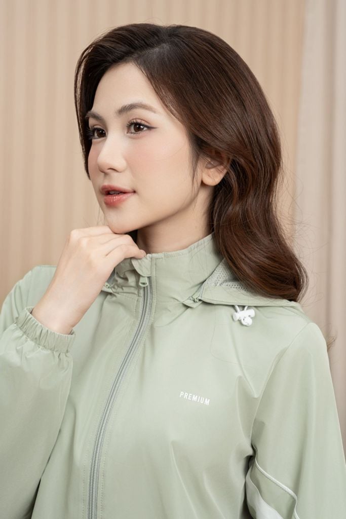 Bộ gió nữ có mũ hình in trước ngực