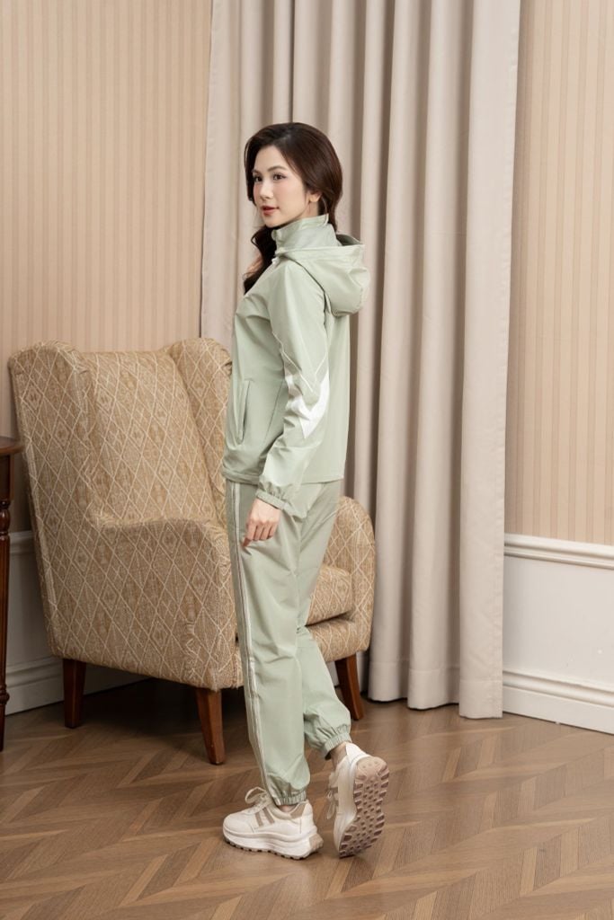 Bộ gió nữ có mũ hình in trước ngực