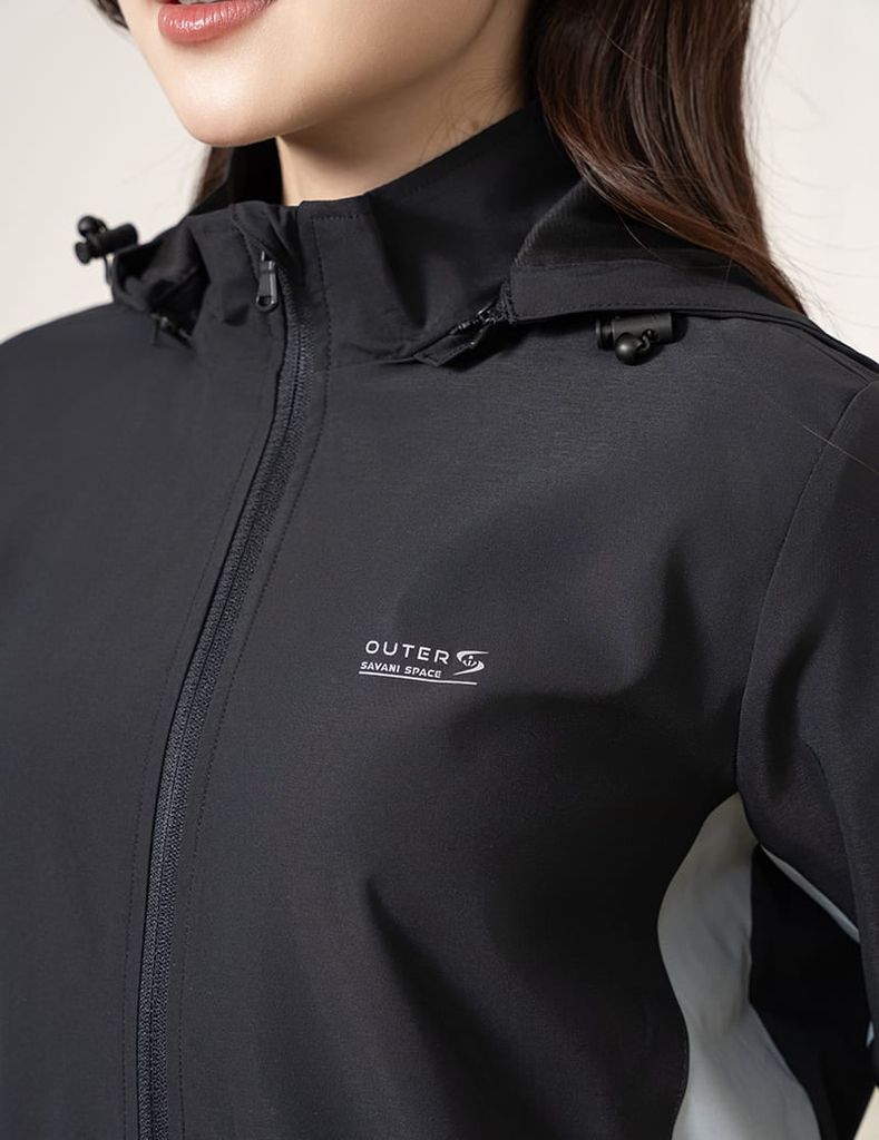 Áo gió có mũ nữ ngực in logo phối 2 bên sườn