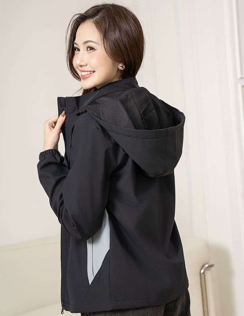 Áo gió có mũ nữ ngực in logo phối 2 bên sườn