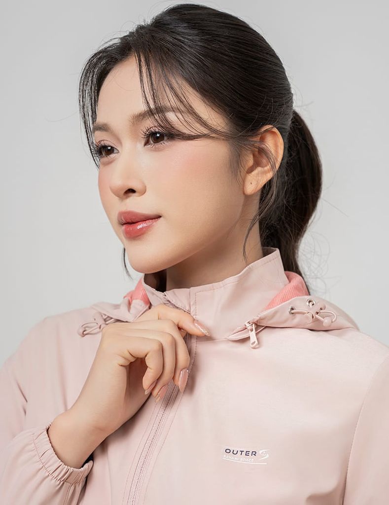 Áo gió có mũ nữ ngực in logo phối 2 bên sườn