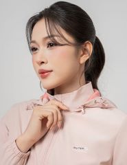 Áo gió có mũ nữ ngực in logo phối 2 bên sườn