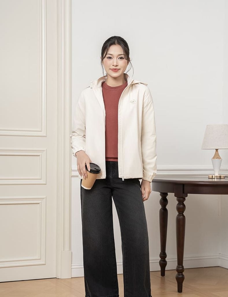 Áo khoác gió có mũ nữ hình in trước ngực