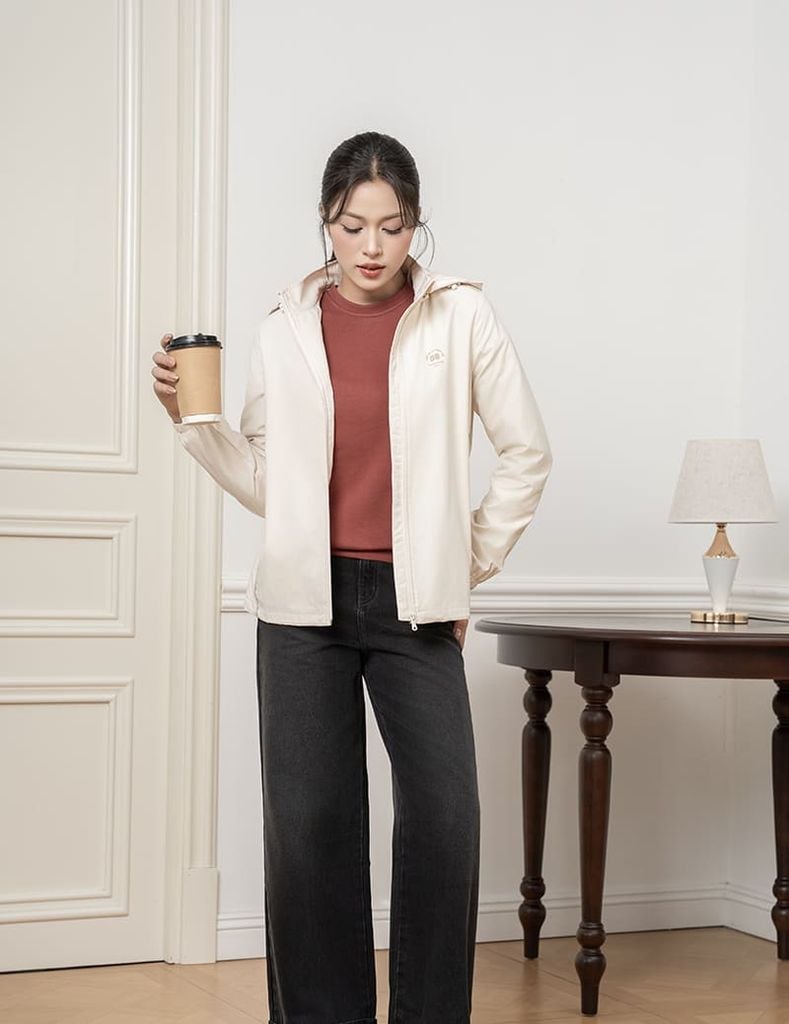 Áo khoác gió có mũ nữ hình in trước ngực