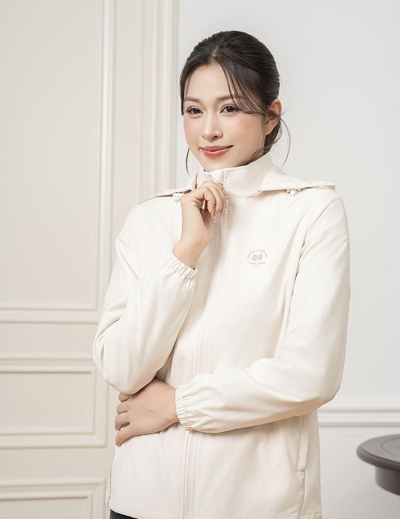 Áo khoác gió có mũ nữ hình in trước ngực