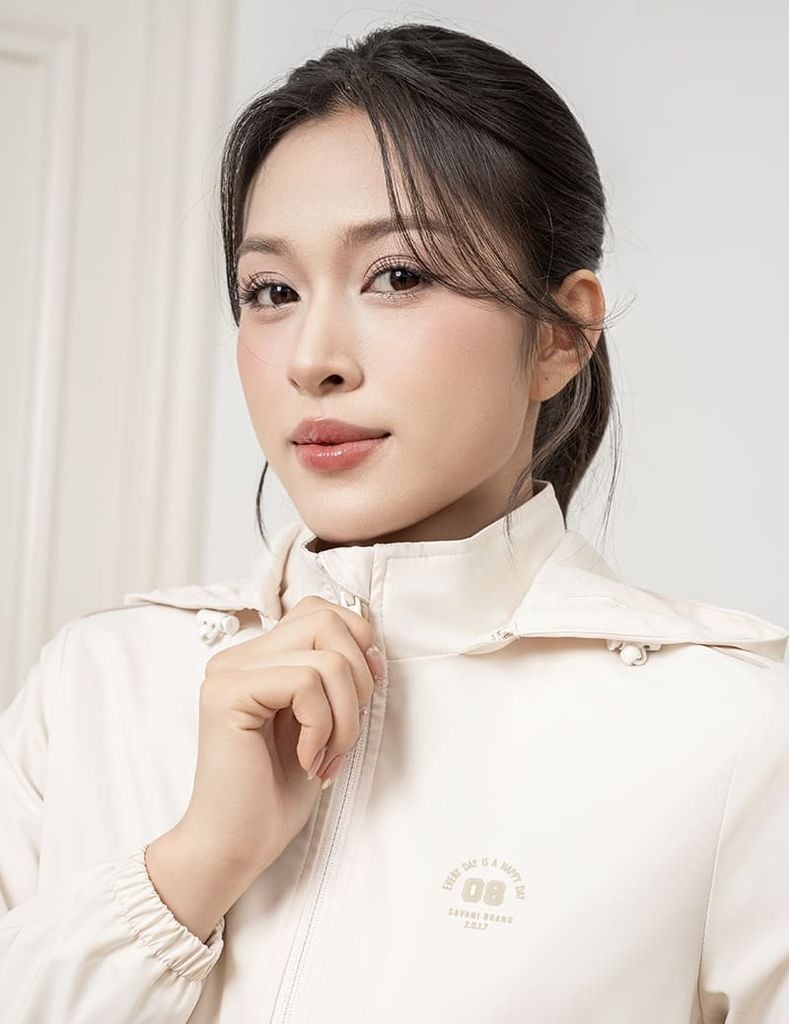 Áo khoác gió có mũ nữ hình in trước ngực