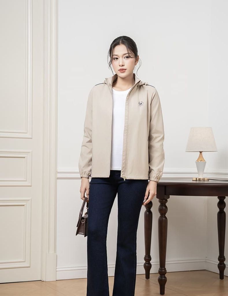 Áo khoác gió có mũ nữ hình in trước ngực