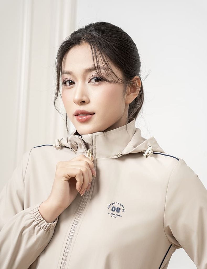 Áo khoác gió có mũ nữ hình in trước ngực