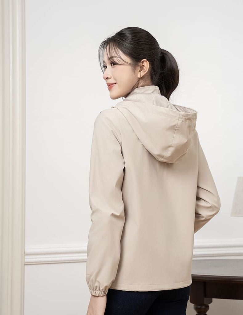 Áo khoác gió có mũ nữ hình in trước ngực
