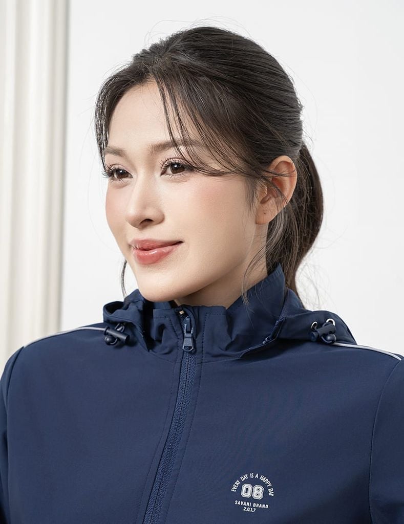 Áo khoác gió có mũ nữ hình in trước ngực