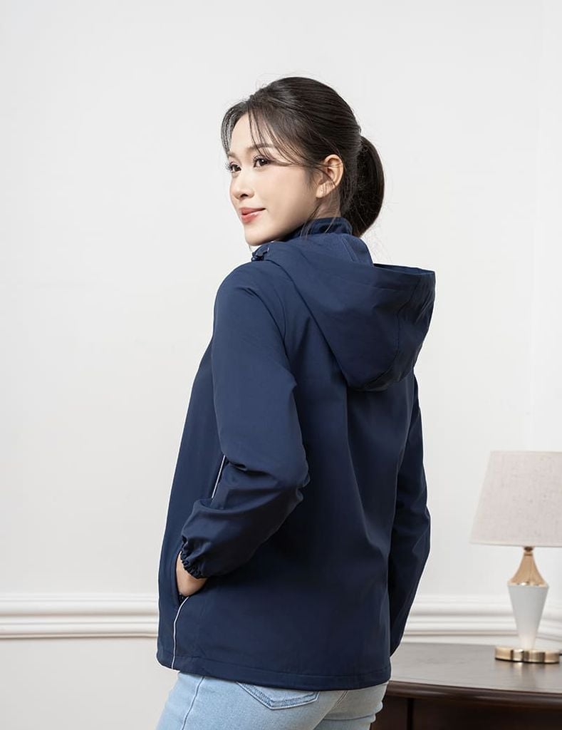 Áo khoác gió có mũ nữ hình in trước ngực