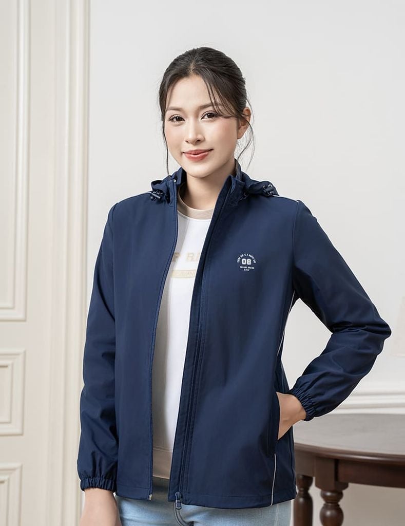 Áo khoác gió có mũ nữ hình in trước ngực