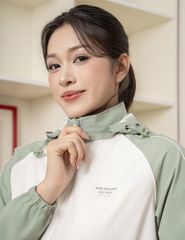 Áo gió có mũ nữ phối tay thân in logo trước ngực