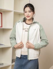 Áo gió có mũ nữ phối tay thân in logo trước ngực