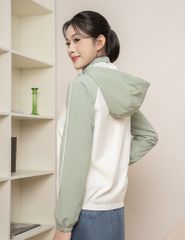 Áo gió có mũ nữ phối tay thân in logo trước ngực