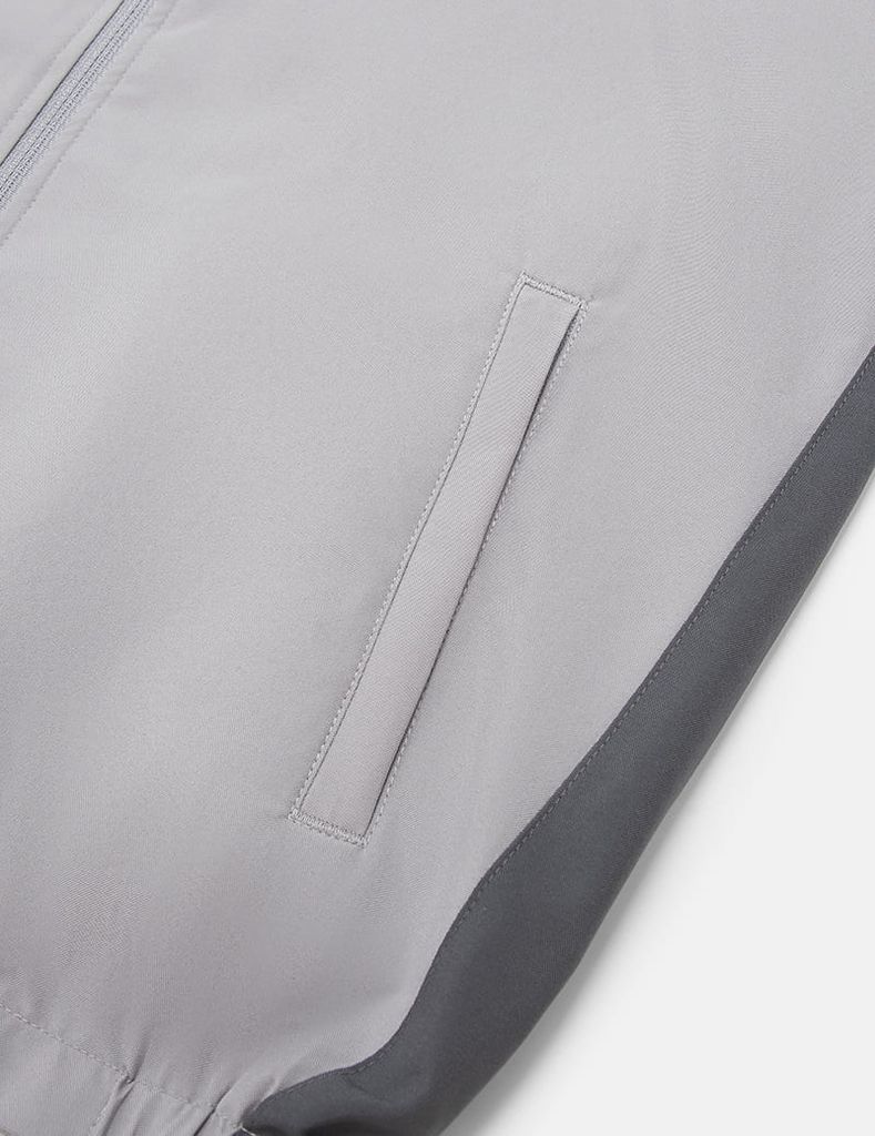 Áo gió có mũ nữ phối tay thân in logo trước ngực