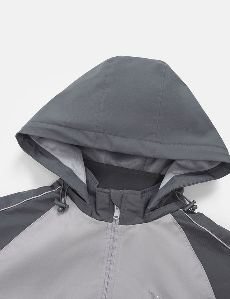 Áo gió có mũ nữ phối tay thân in logo trước ngực