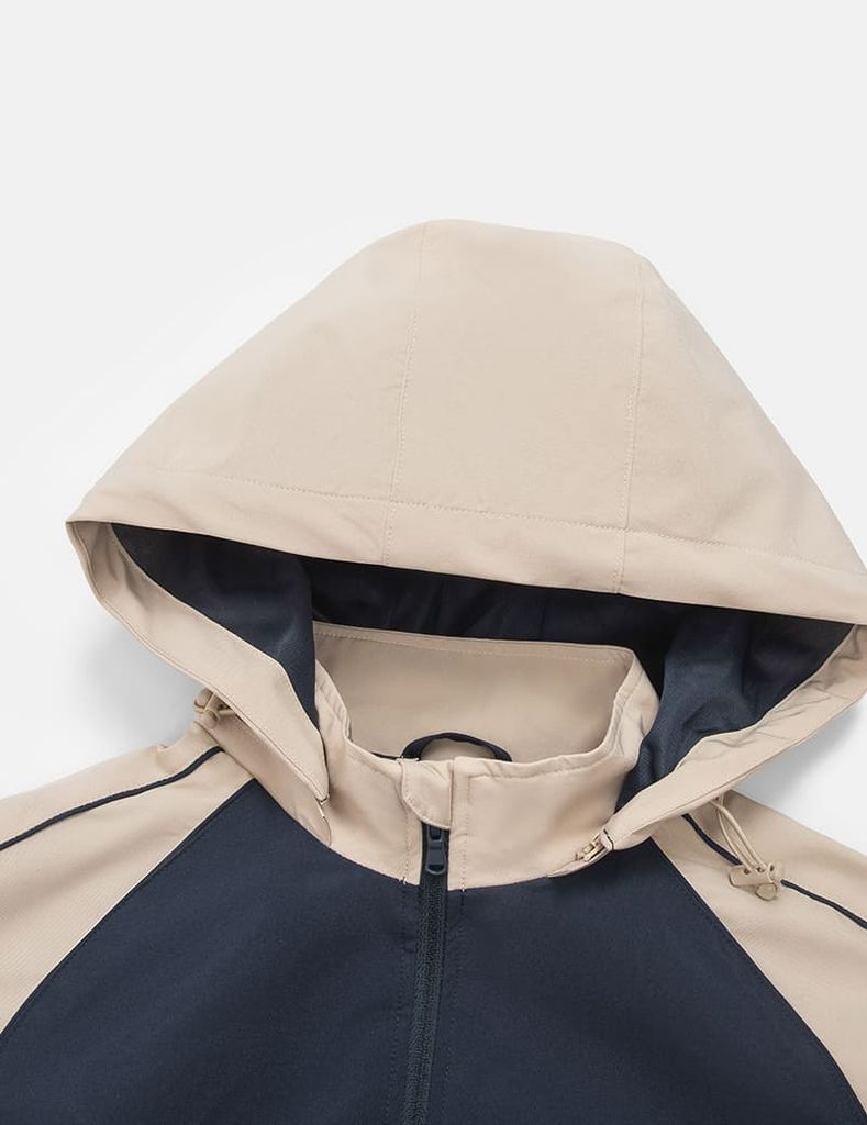 Áo gió có mũ nữ phối tay thân in logo trước ngực