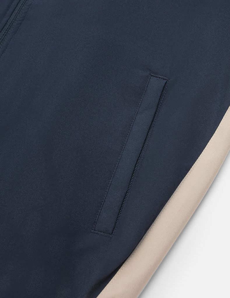 Áo gió có mũ nữ phối tay thân in logo trước ngực