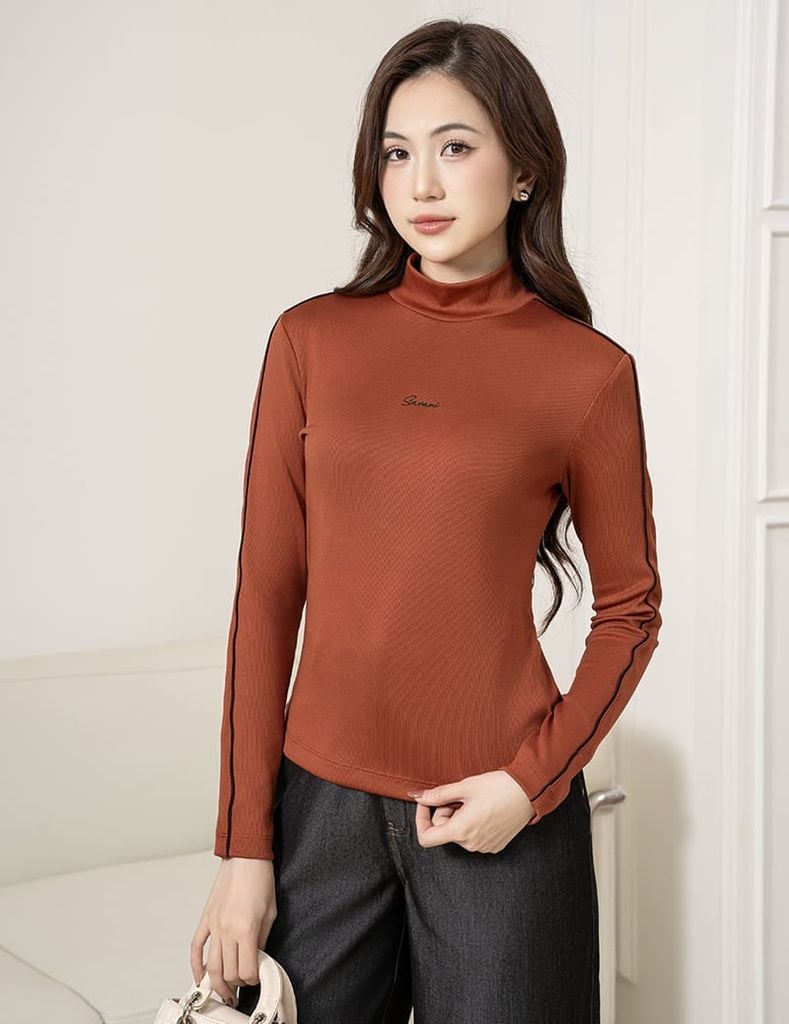 Áo giữ nhiệt nữ cổ cao thêu logo giữa ngực