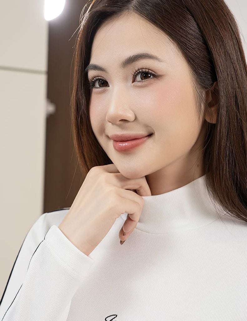 Áo giữ nhiệt nữ cổ cao thêu logo giữa ngực