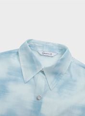 Áo sơ mi dài tay nữ in loang phối áo hai dây trắng