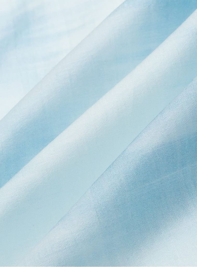 Áo sơ mi dài tay nữ in loang phối áo hai dây trắng