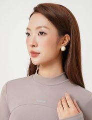 Áo thun dài tay nữ cổ cao in logo trước ngực