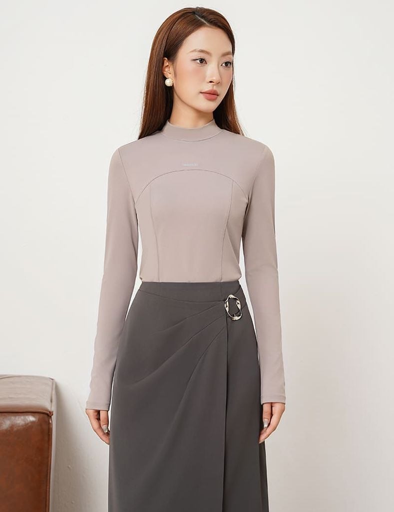 Áo thun dài tay nữ cổ cao in logo trước ngực